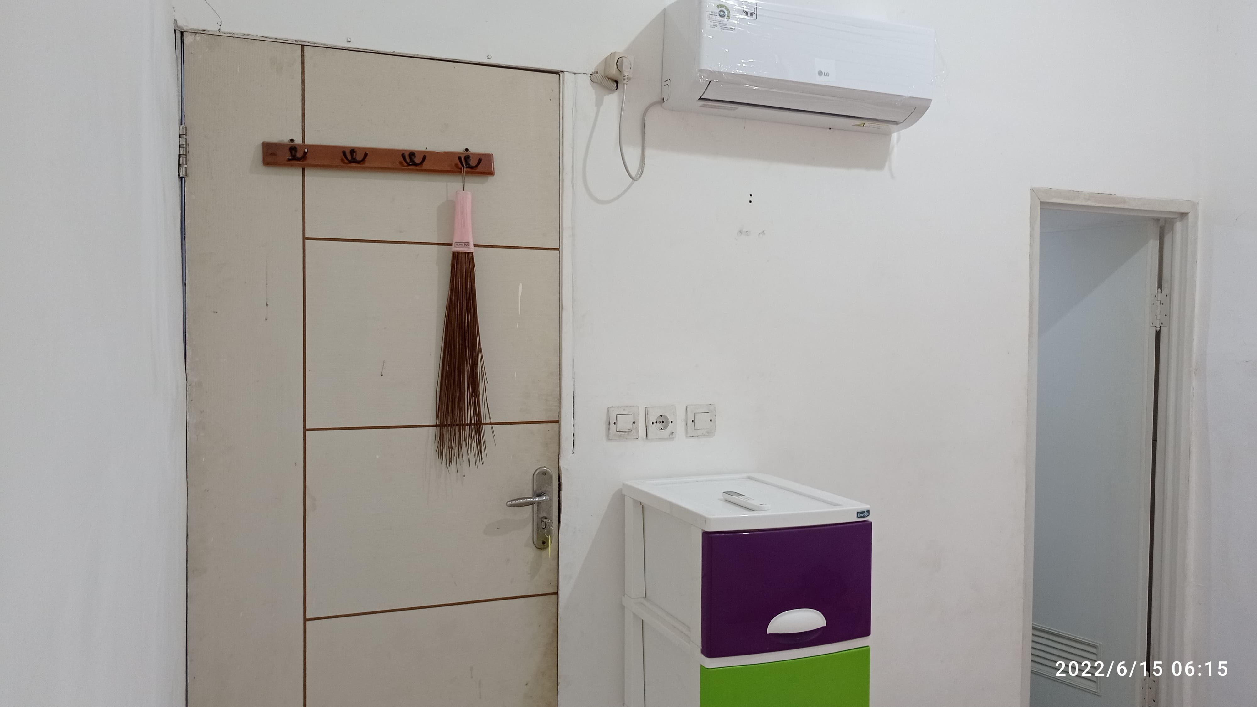 Foto Kamar J (Deluxe Room)  Kost Surabaya